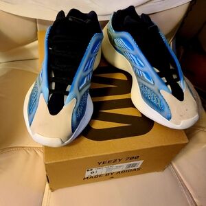 Adidas Yeezy 700 V3 Sneakers